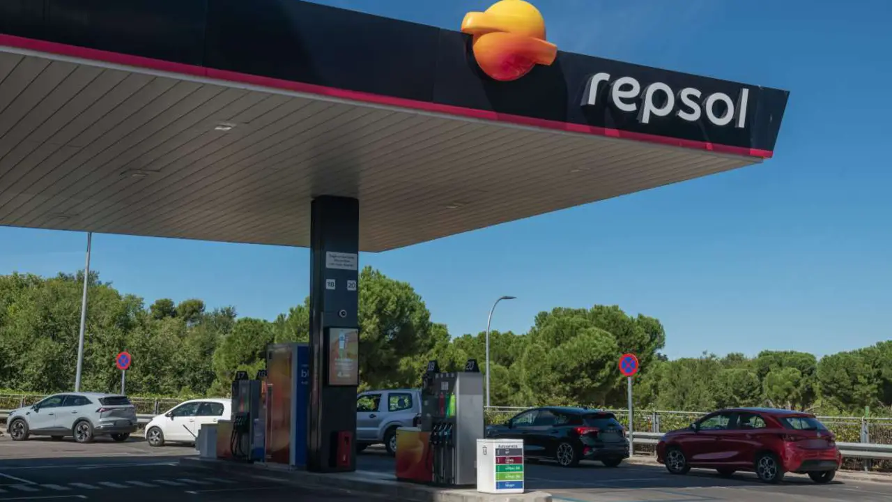 Refineria de Repsol a Tarragona amb la nova gasolina Nexa 95