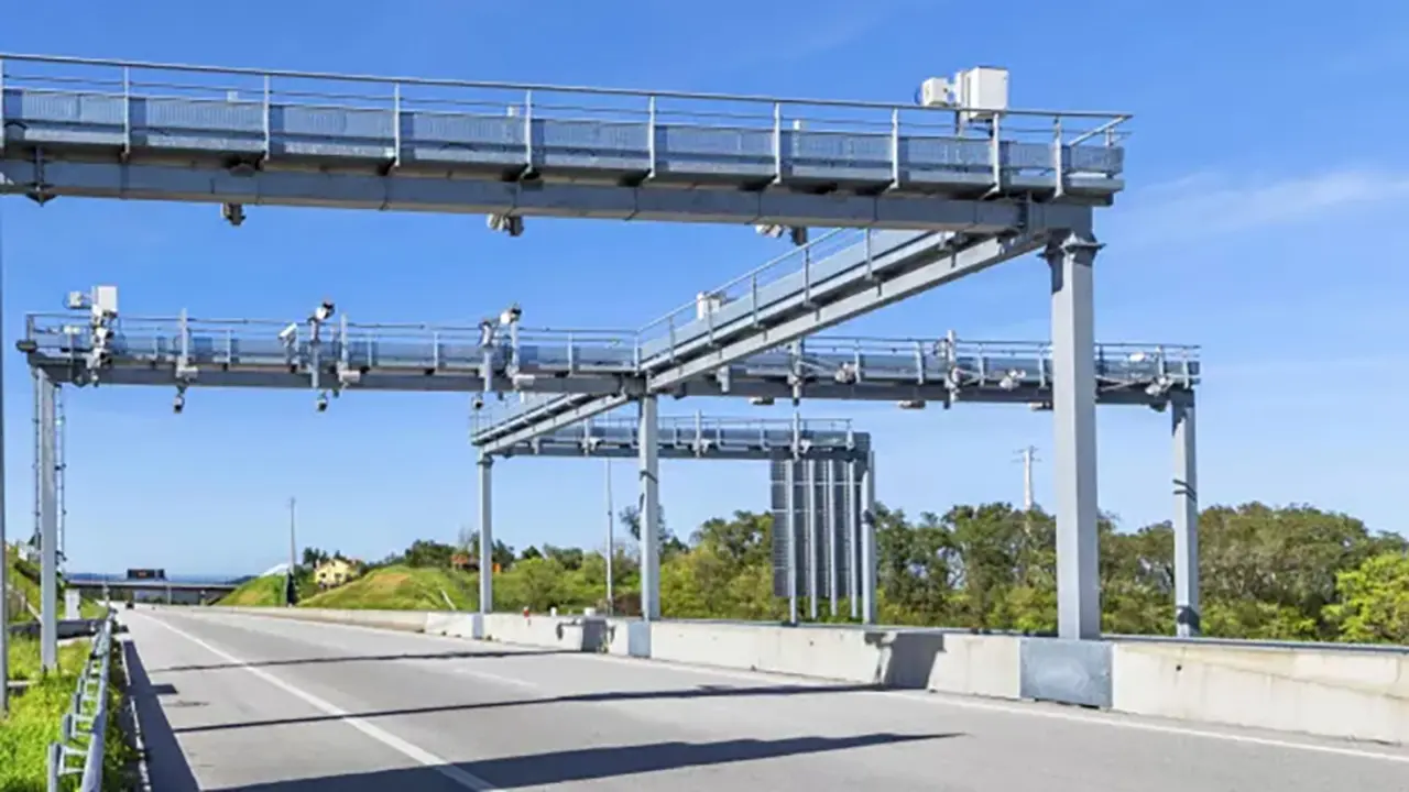 Arc lector en autovia espanyola per a pagament per &uacute;s