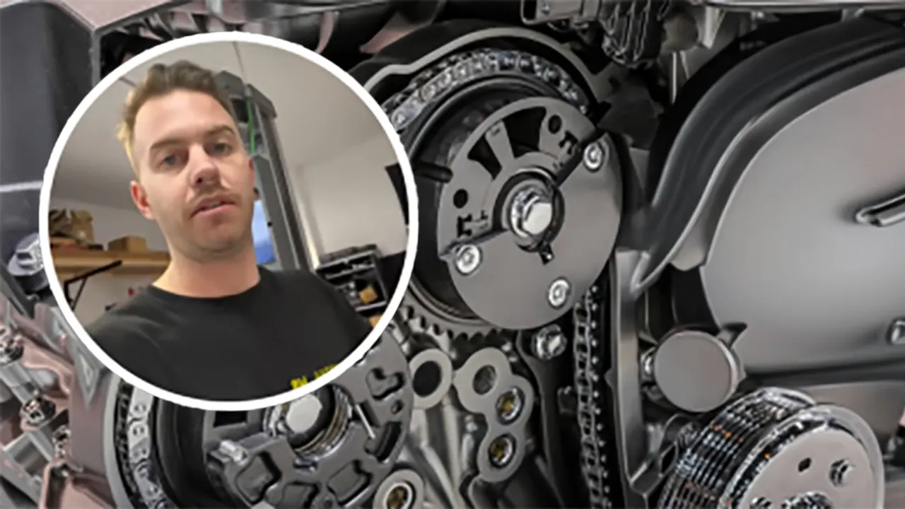 Miquel Turbo al taller explicant una reparaci&oacute; de cadena de distribuci&oacute;