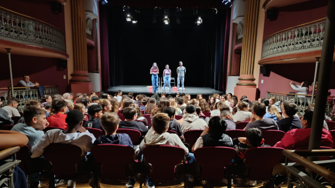 Estudiants de 1r d'ESO, de les escoles i instituts de Valls, junts al Teatre Principal on van debatre el tema. Foto: Ajuntament de Valls