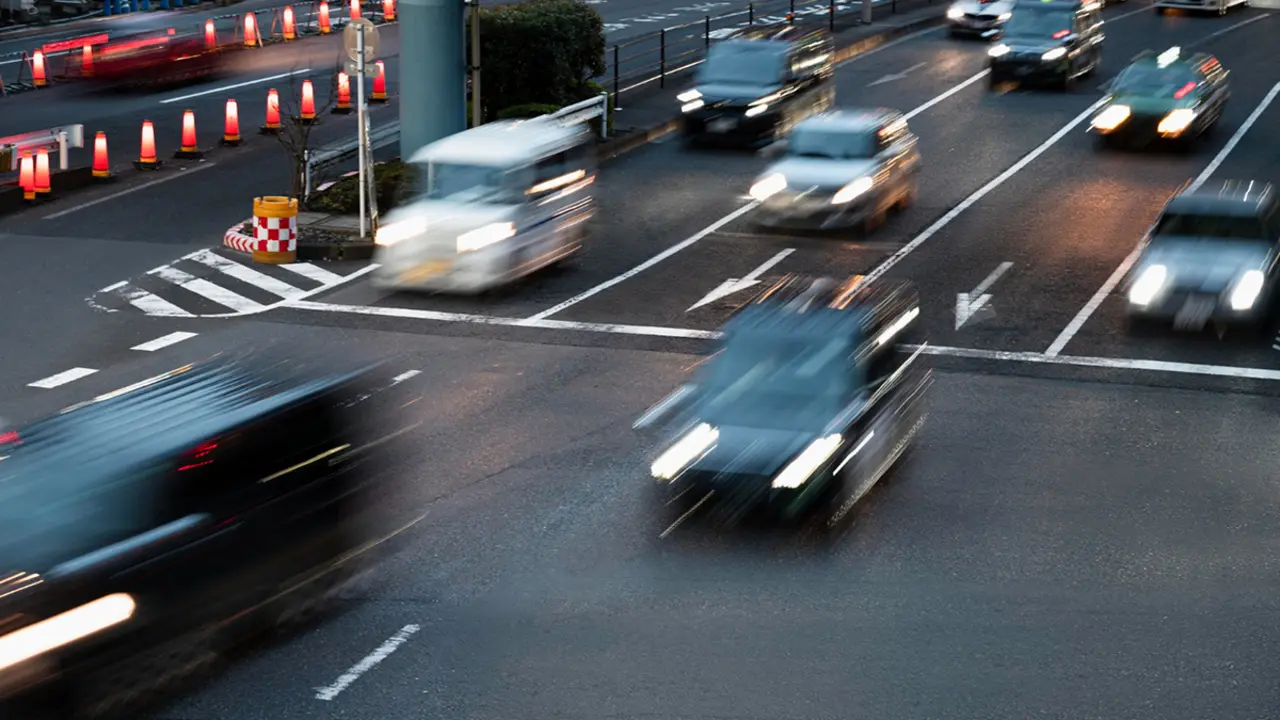 Senyal de ZBE a Barcelona i c&agrave;mera de control de matr&iacute;cules