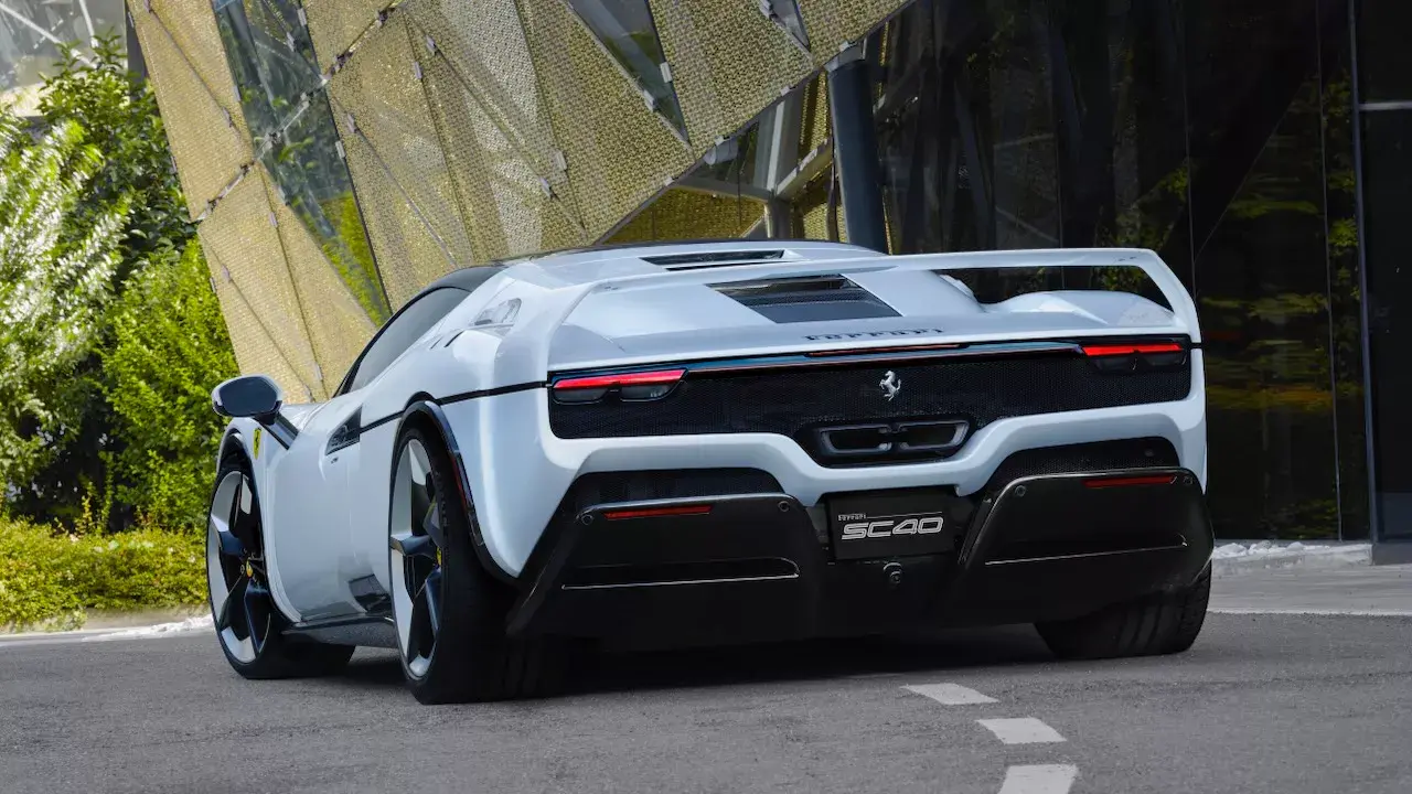 Ferrari SC40 one-off en blanc, al museu de Maranello 2025