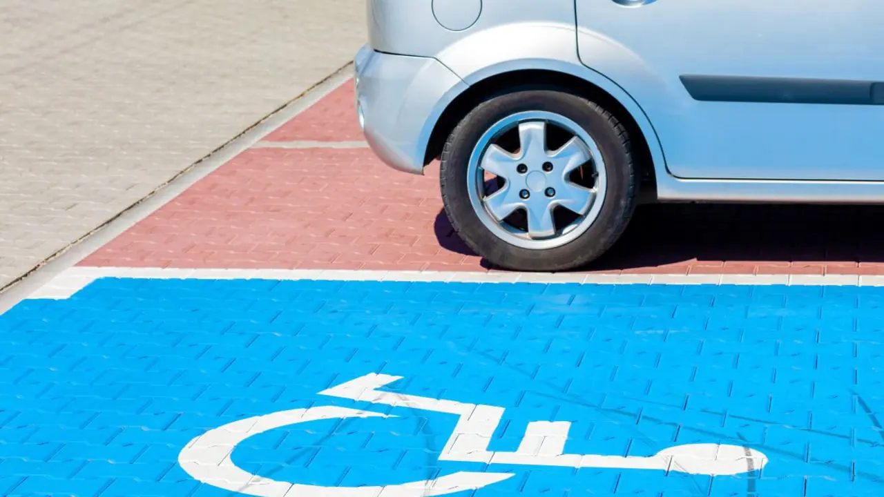 Plaza PMR amb senyal vertical i horitzontal, vista urbana a Espanya