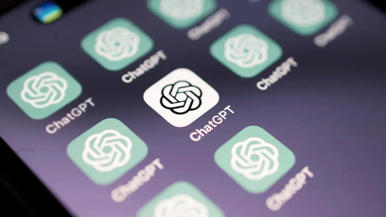 Tel&egrave;fon m&ograve;bil amb el logotip d&rsquo;OpenAI a la pantalla, il&middot;lustrant el llan&ccedil;ament de ChatGPT Go a Espanya