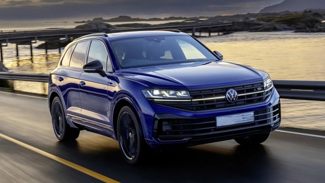 Volkswagen Touareg eHybrid &ldquo;Final Edition&rdquo; en color fosc aparcat, destacant el seu disseny i la condici&oacute; d&rsquo;edici&oacute; de comiat