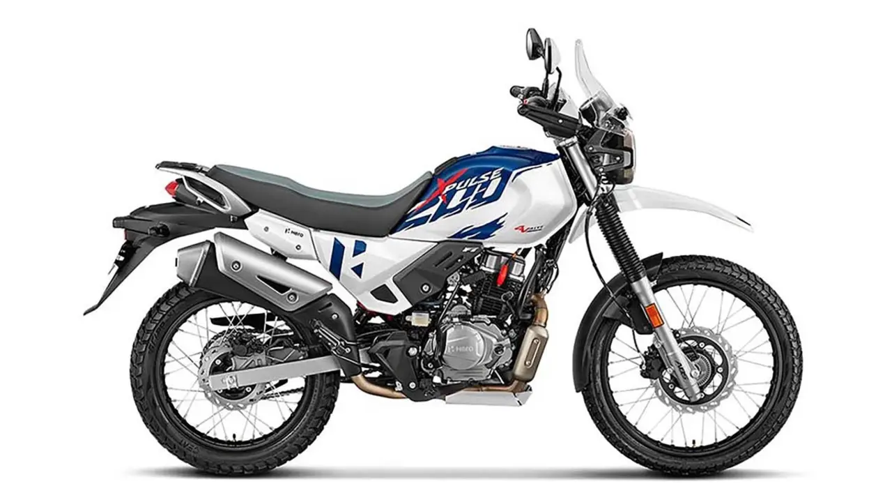 Hero Xpulse 200 4V (versi&oacute; est&agrave;ndard) en pista de terra amb llanta davantera de 21&rdquo;