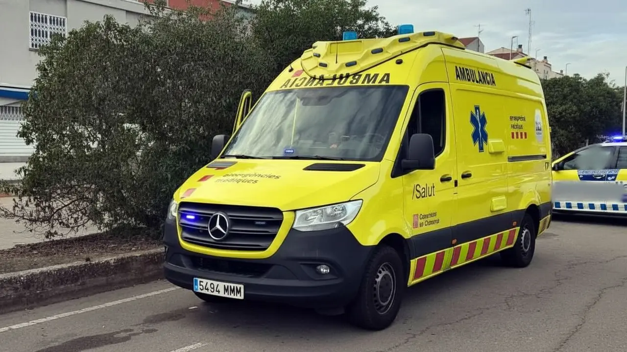 Farola derribada por el viento en Sabadell: peligro y caos en Pla&ccedil;a Sant Roc