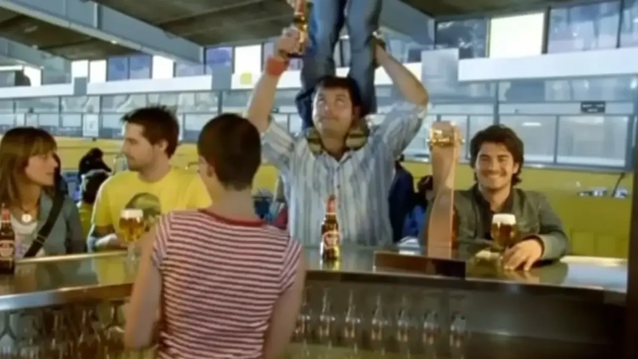 Castellers riendo y bromeando, desmintiendo el mito de la seriedad en las colles catalanes.