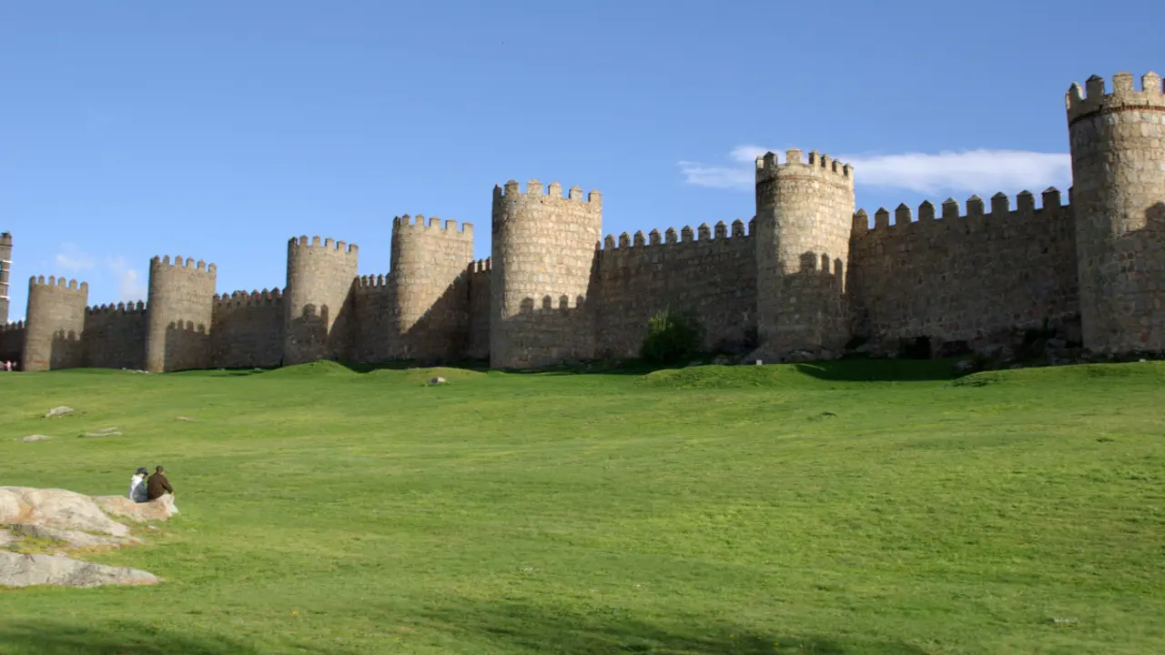Magestuosa muralla d'&Agrave;vila, amb les seves torres. Foto de Wikimedia Commons.