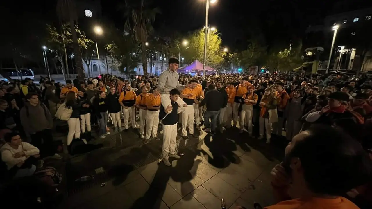 Caps de colla i presidents de colles castelleres universit&agrave;ries preparant relleus i continu&iuml;tats abans del tram universitari 2026