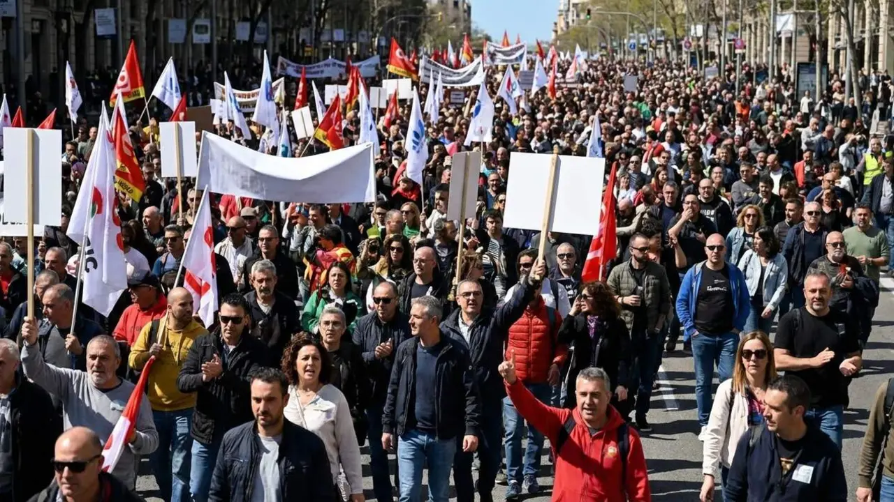 Manifestaci&oacute; de la Plataforma per la Dignitat dels Aut&ograve;noms amb milers de participants reivindicant els seus drets a Espanya