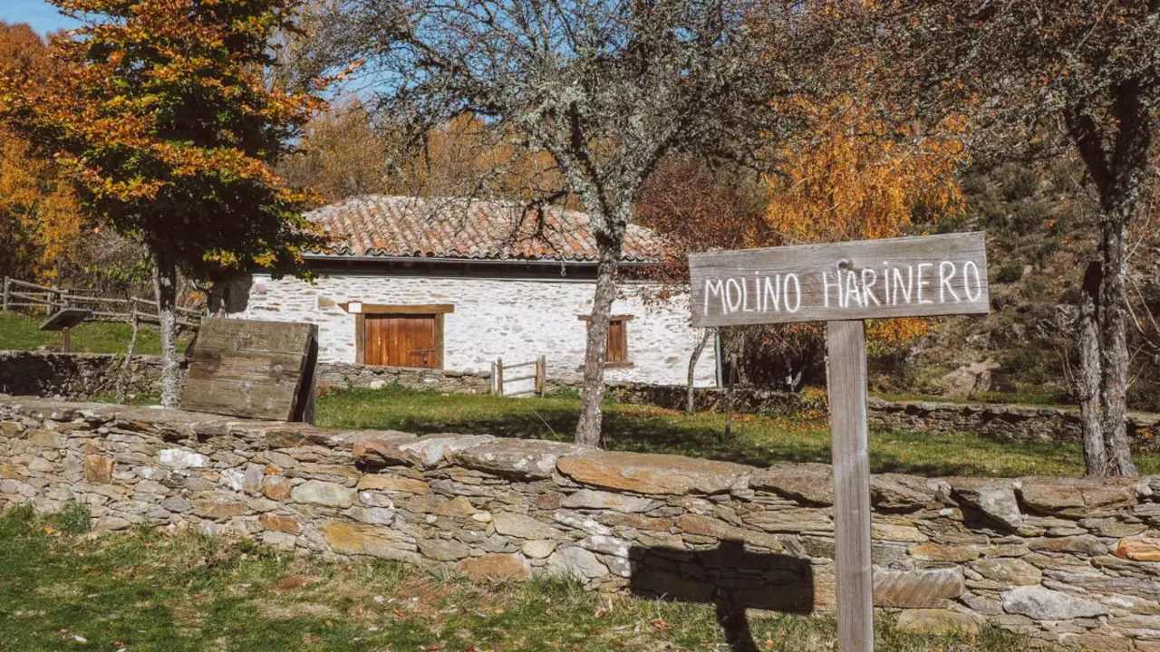 Les seves cases i carrers empedrats, fan, del llogarret de La Hiruela, a nom&eacute;s una hora de la ciutat de Madrid, a la Sierra Norte, un poblet de pessebre i postal. Foto de Llegarsinavisar.com