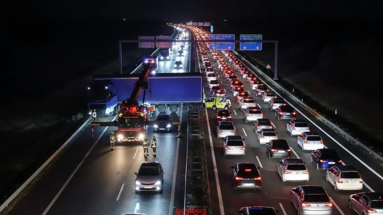 Tallada la AP-7 a l&rsquo;Ametlla de Mar per un cami&oacute; travessat que impedeix la circulaci&oacute; en sentit sud i alerta per rutes alternatives