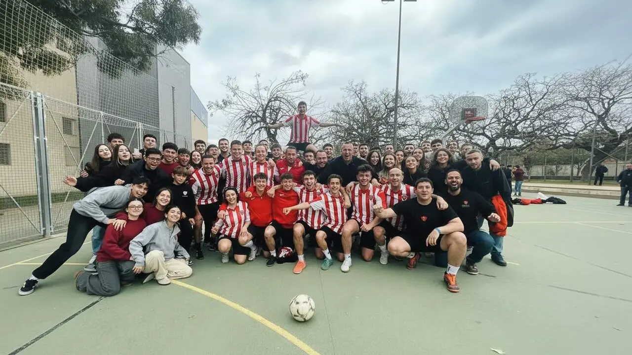 Multitud emocionada gaudint del torneig casteller i futbol&iacute;stic amb ambient vibrant a Reus aquest cap de setmana