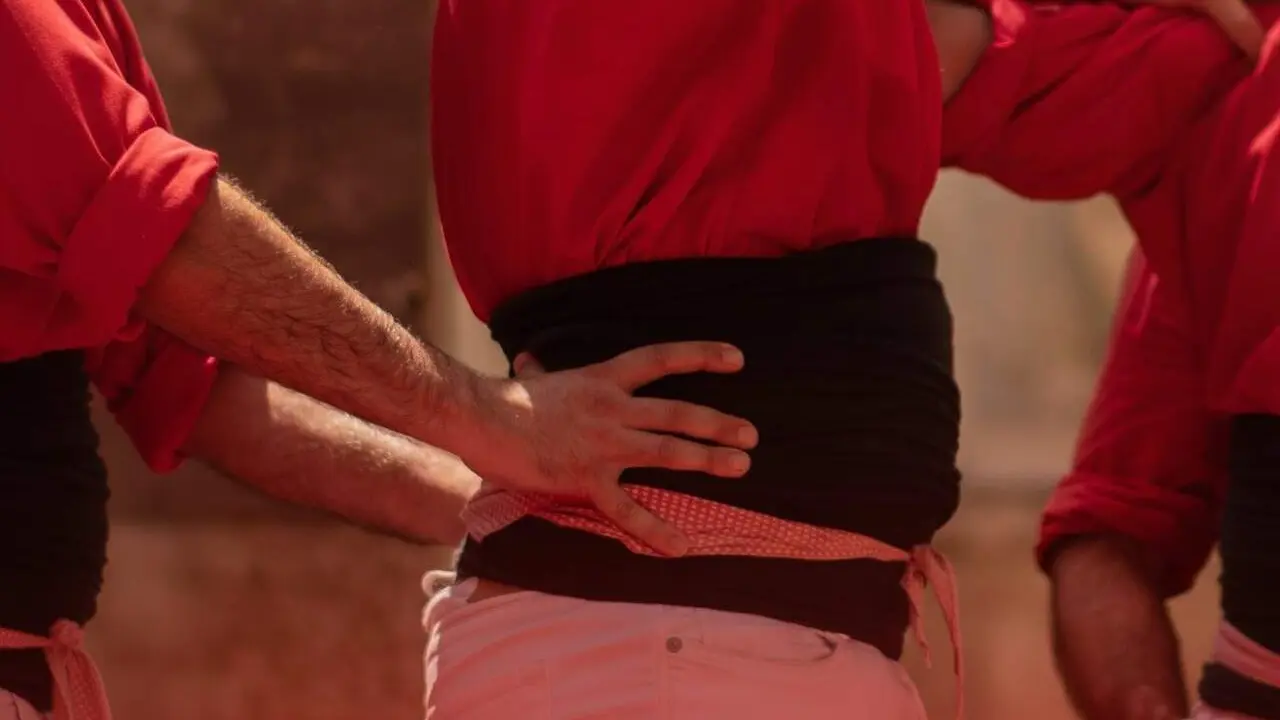 La Colla Joves Xiquets de Valls actuant a la Magdalena de Castell&oacute; en la XI Trobada de Muixerangues plena de tradici&oacute; catalana