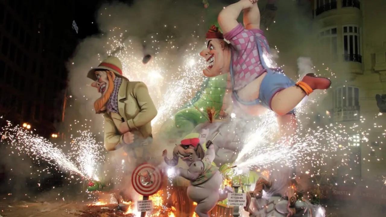 Falla de val&egrave;ncia enmig de la "crem&agrave;". Foto d'Estudio Calpena, a Visit Val&egrave;ncia.