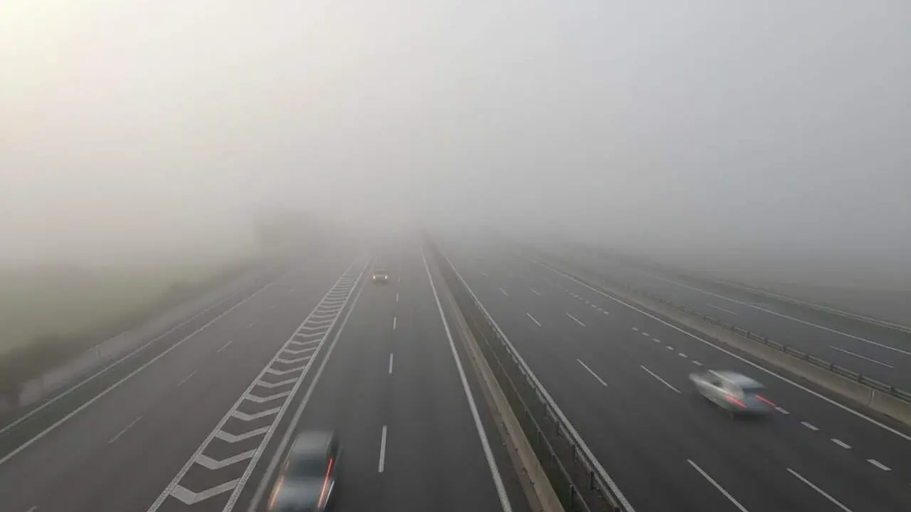 Boira densa redueix la visibilitat a trams cr&iacute;tics de l&rsquo;AP-7 i AP-2 afectant la seguretat vi&agrave;ria a Catalunya