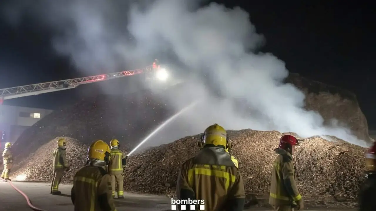 Incendi de fusta reciclada al pol&iacute;gon industrial de Tortosa amb actuaci&oacute; r&agrave;pida dels Bombers per controlar el foc
