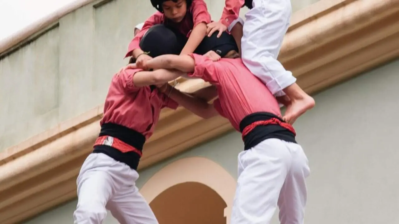 Colla Vella preparant-se per obrir la temporada de castells a Picamoixons el 22 de mar&ccedil; de 2026