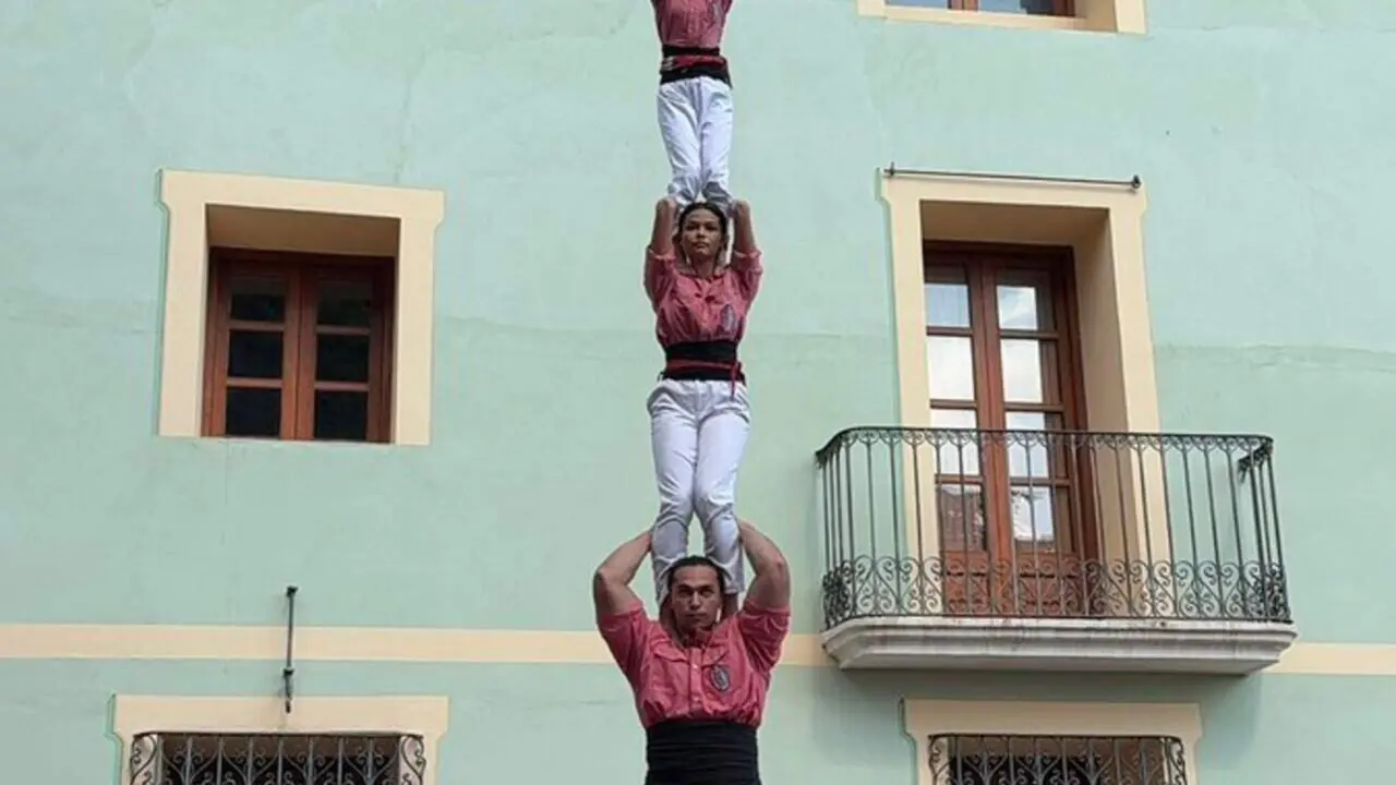 La Colla Vella aixecant un pilar de cinc i tres de quatre durant l'actuaci&oacute; del 22 de mar&ccedil; amb gran destresa humana