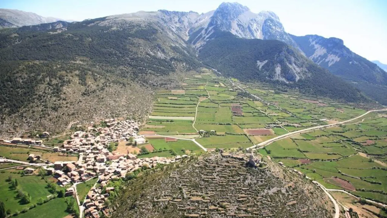 Vista del tranquil i buc&ograve;lic poble de G&ograve;sol amb la muntanya del Pedraforca al fons. Foto de Diputaci&oacute; de Lleida