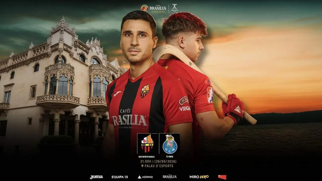 Jugadors de Reus Deportiu celebrant un gol emocionant durant el cl&agrave;ssic Reus Porto amb aficionats animant al fons