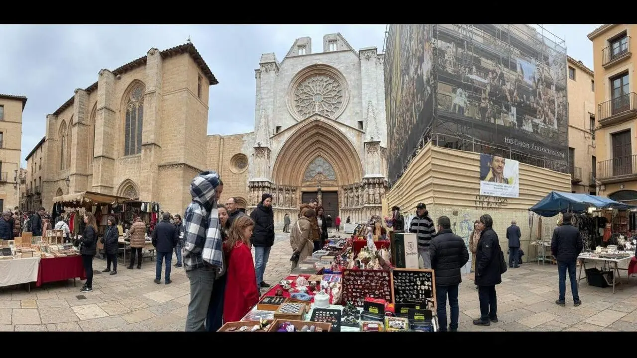 Vista general del mercadet de la Catedral de Tarragona tancat el diumenge 29 de mar&ccedil; per la festa de Rams