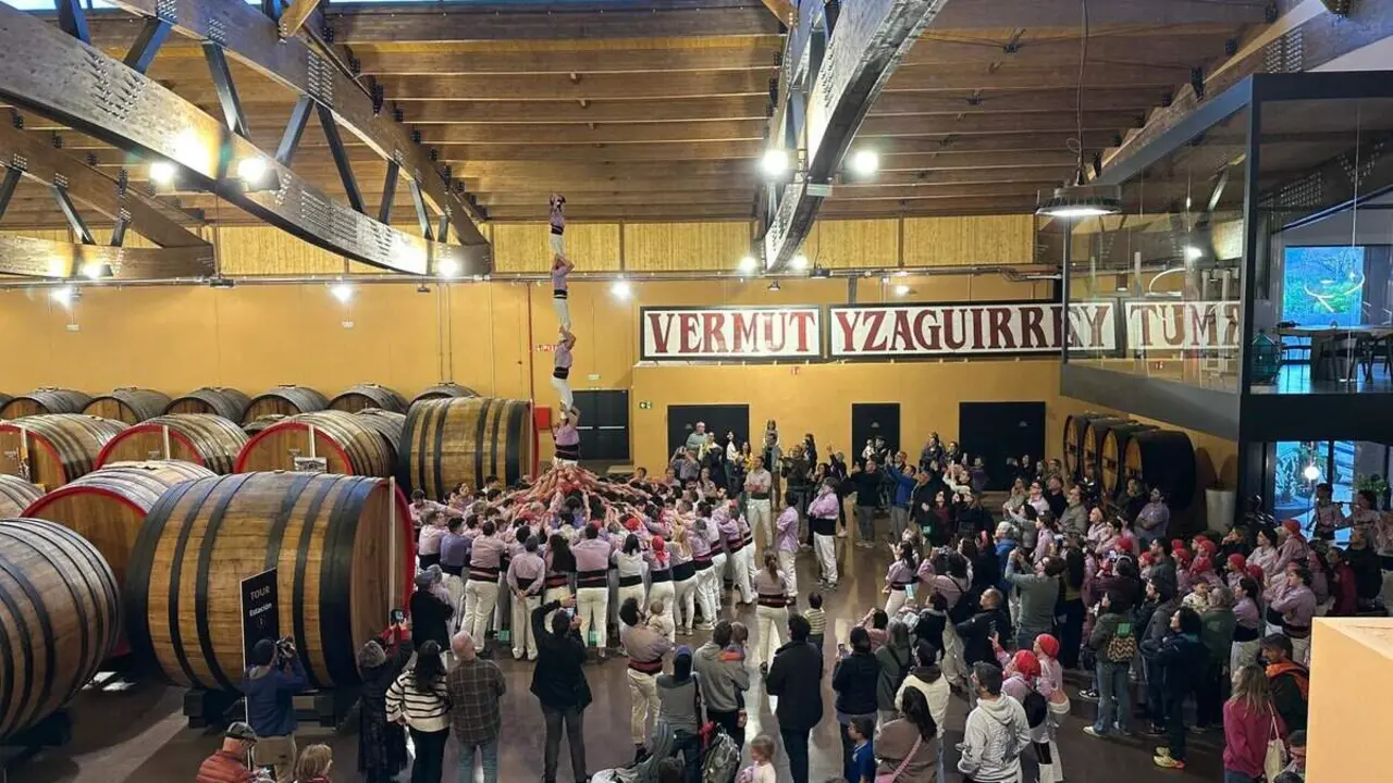 Colla Jove celebrant la temporada a Tarragona amb castells tradicionals i vermut Yzaguirre en la diada d'inici de temporada