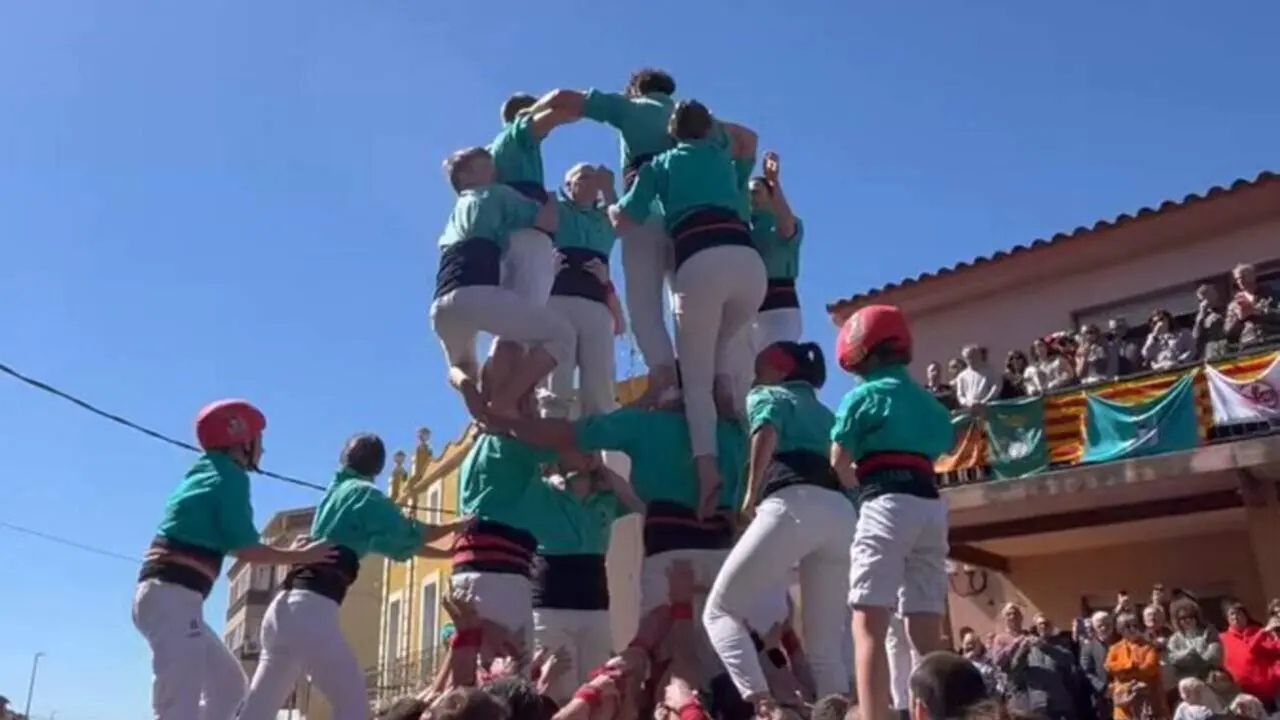 Castellers de Vilafranca descarregant un castell 4d8 durant la diada de Sant Jaume dels Domenys amb gran precisi&oacute; i for&ccedil;a