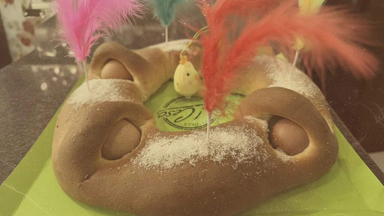 Cesc pastisser reconegut separant una clara d&rsquo;ou per barrejar-la amb llet i pintar pastissos amb t&egrave;cnica especial