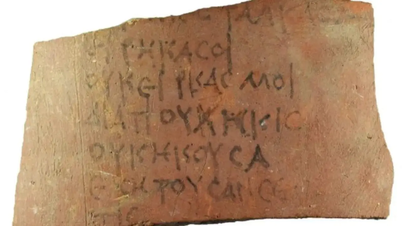 Exemple d'&ograve;stracon, trobat al jaciment egipci d'Athtribis. Foto del Ministry of Tourism and Antiquities, d'Egipte.