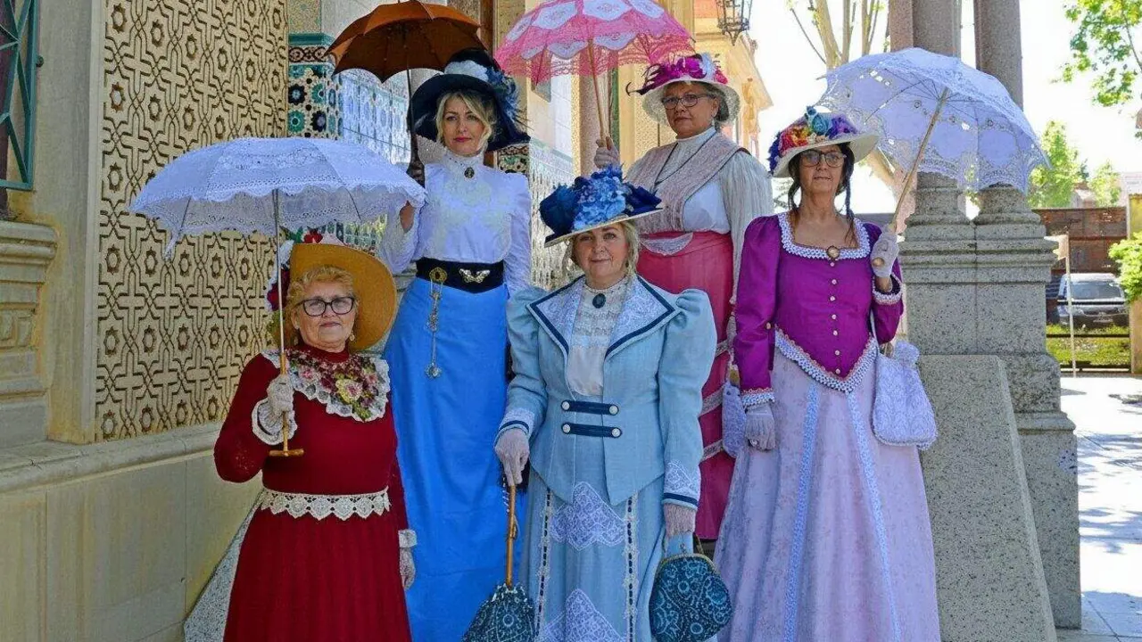 Recreaci&oacute; hist&ograve;rica dels "outfits" de l'&egrave;poca Modernista, de principis del segle XX. Un ambient que podr&agrave;s respirar el proper 18 d'abril a l'Arbo&ccedil;. Font: Ajuntament de l'Arbo&ccedil;.