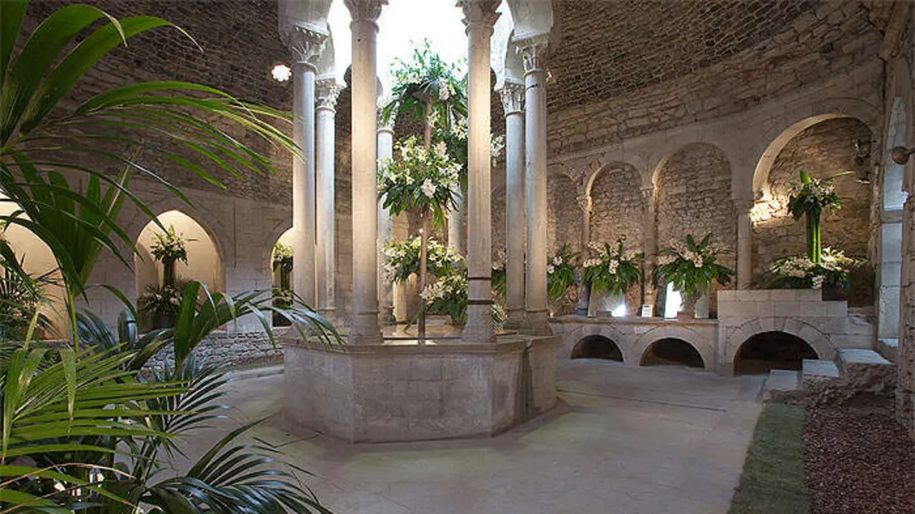 Banys &agrave;rabs de Girona, engalanats en motiu del Temps de Flors. Foto de l'Ajuntament de Girona.
