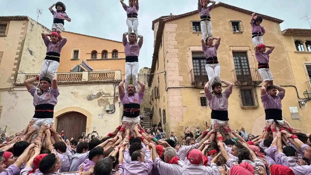 La Colla Jove de Tarragona aixeca castells 2pd5 i 2pd4 amb &egrave;xit a la diada de castells d'Altafulla