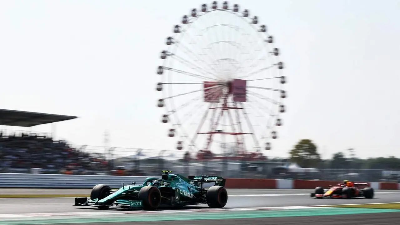 Fernando Alonso pilotant el cotxe Honda AMR26 durant la cursa de Suzuka amb un rendiment destacat i revolucionari
