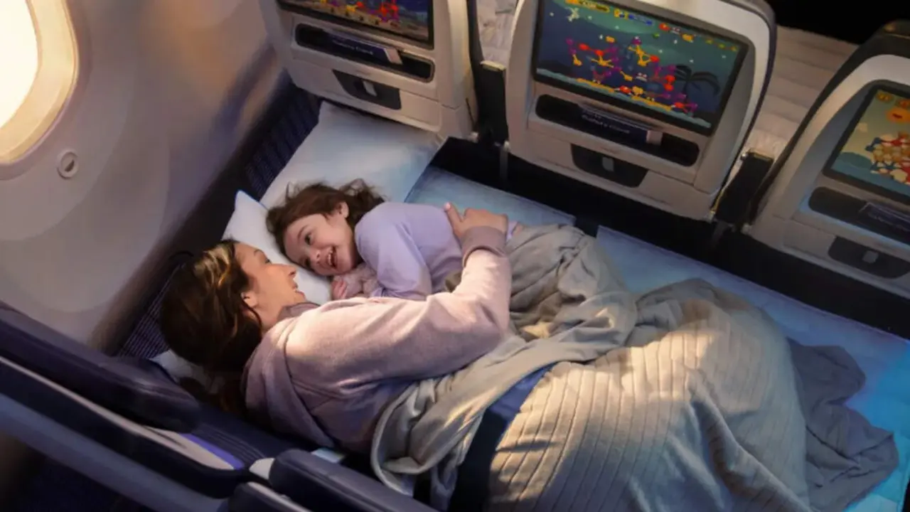 Una mare amb la seva filla a la United Relax Row, nou servei de United Airlines pels vols en Turista. Foto de United Airlines.