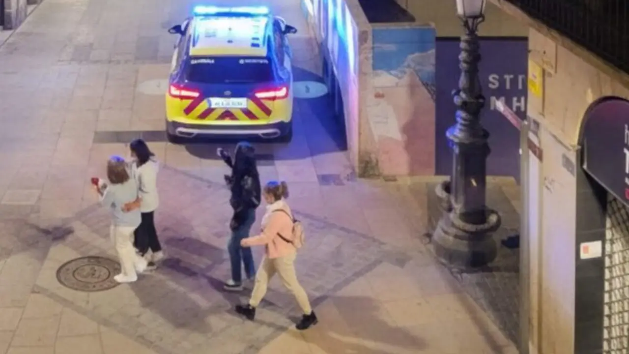 Aquesta matinada, el ve&iuml;nat del Carrer de La Cort, Carrer i Costa de La Peixateria s'ha despertat amb crits i plors a conseq&uuml;&egrave;ncia d'una baralla. Imatge cedida i modificada amb IA.