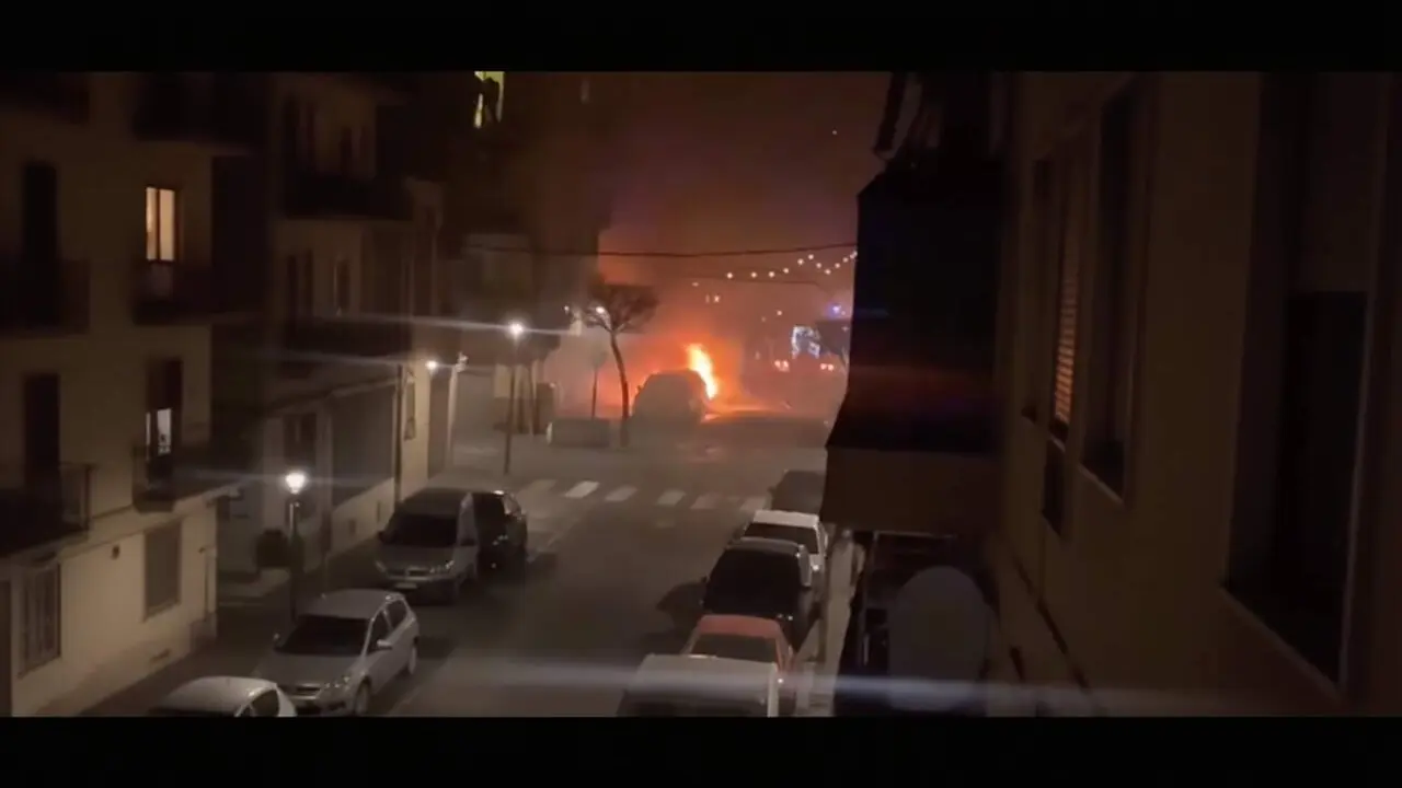 Imatge d&rsquo;incendi de diversos cotxes a Bonavista durant la matinada amb sospites d&rsquo;ajustaments o casualitat