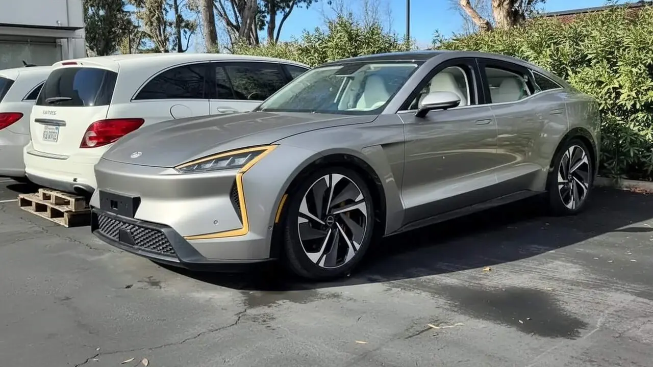 SUV el&egrave;ctric xin&egrave;s de 1.000 CV abandonat a Calif&ograve;rnia que sorpr&egrave;n amb el seu rendiment i disseny innovador