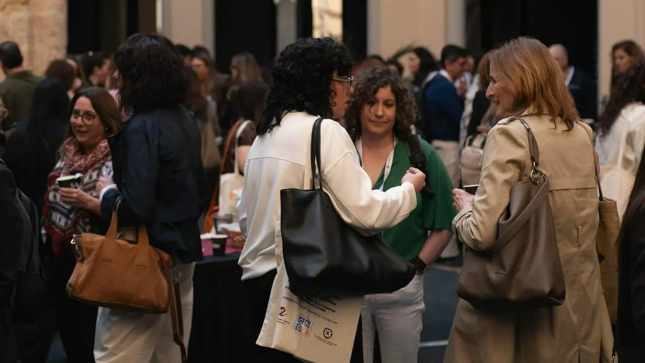 Estudiants d&rsquo;infermeria a la URV aprenent pr&agrave;ctiques cl&iacute;niques amb professors experts en equips moderns