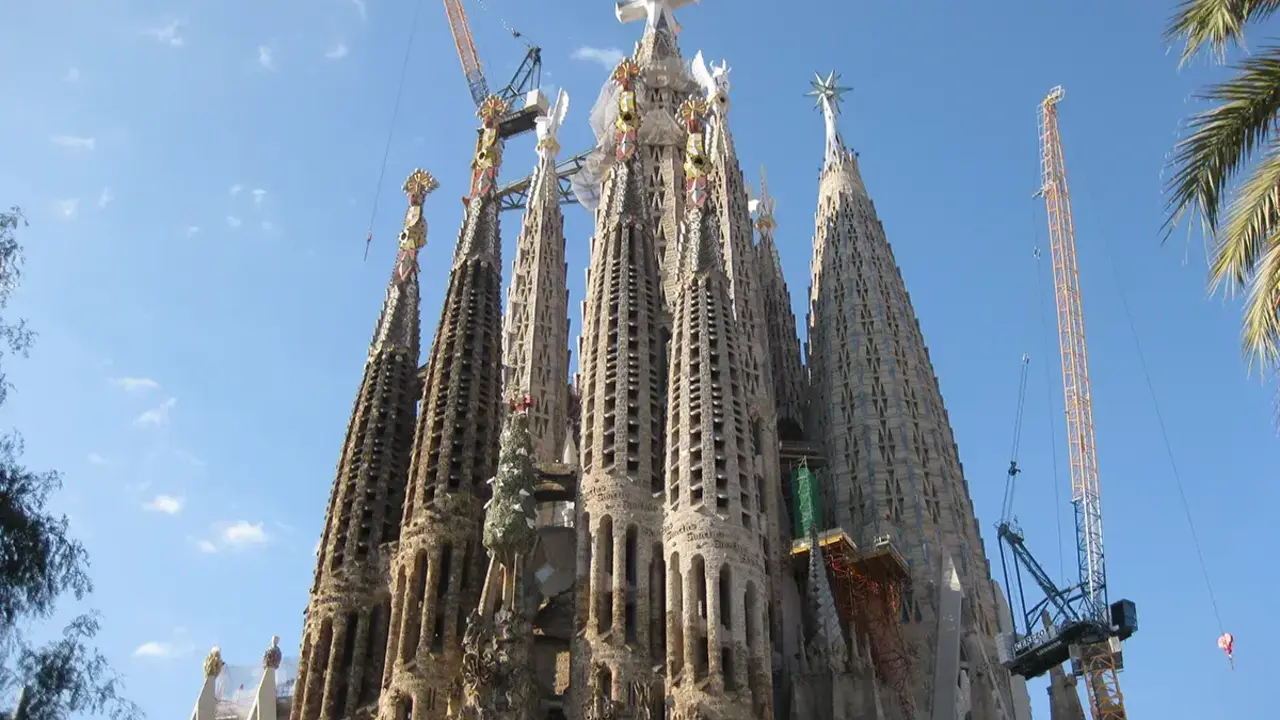 Vista exterior de la Sagrada Fam&iacute;lia amb els detalls arquitect&ograve;nics