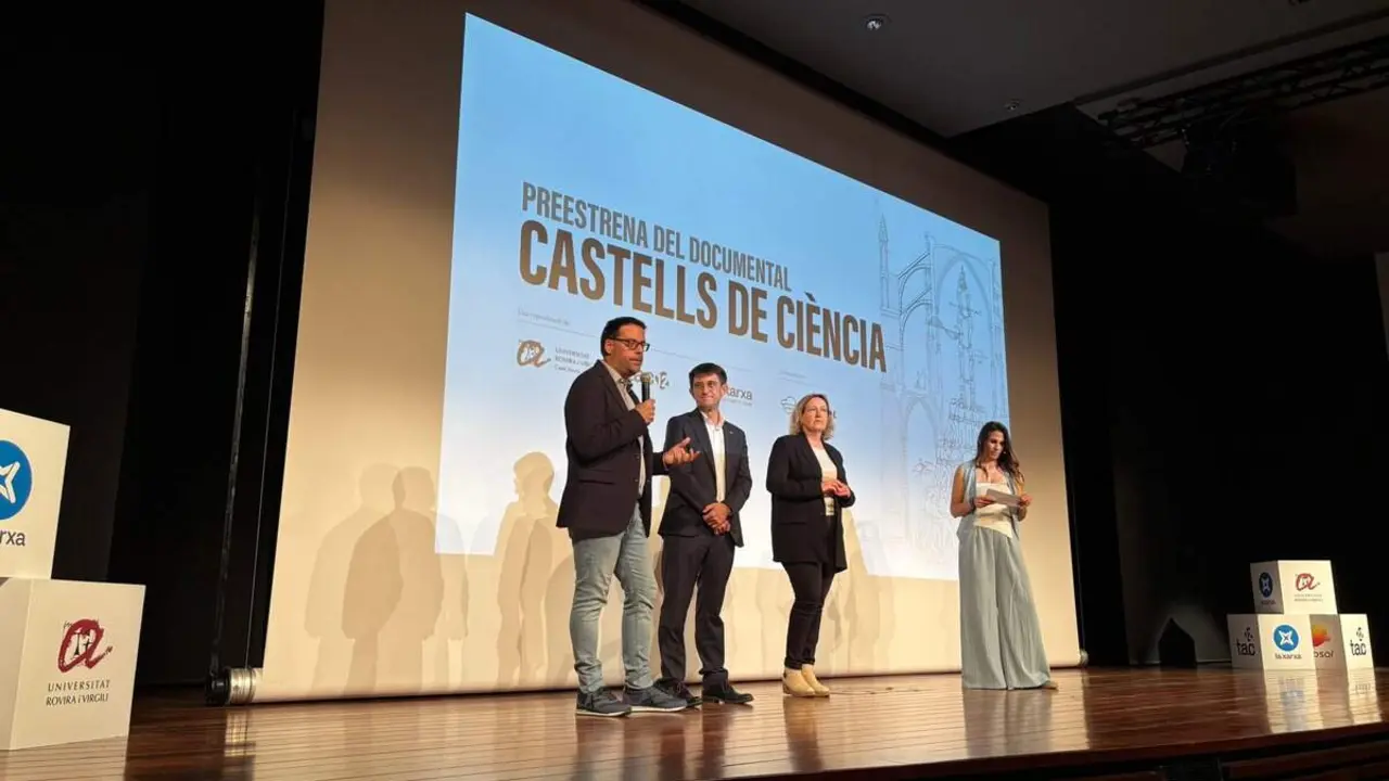 Preestrena del documental Castells de ci&egrave;ncia a Valls connectant tradici&oacute; i innovaci&oacute; en la cultura dels castells &mdash; Imagen generada por IA