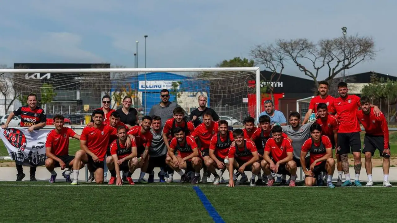Jugadors del Reus FC Reddis celebrant el suport dels aficionats en l&rsquo;&uacute;ltim tram de la temporada 2026