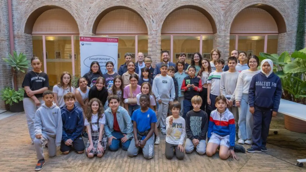 L'alcalde de Tarragona Rub&eacute;n Vi&ntilde;uales responent preguntes dels infants al Consell Municipal en trobada educativa