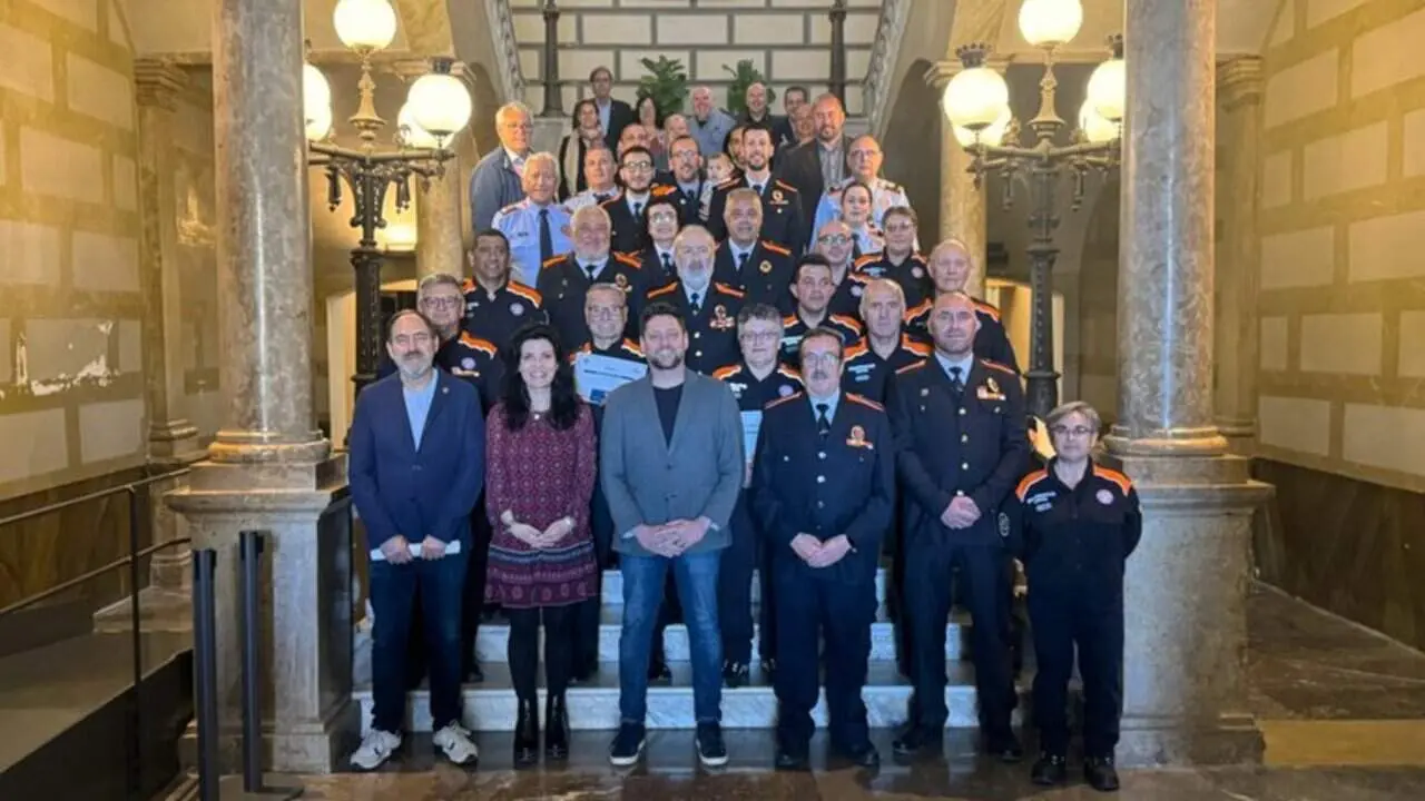 Voluntariat de Protecci&oacute; Civil a Tarragona reconegut per la seva dedicaci&oacute; i comprom&iacute;s constant en serveis d&rsquo;emerg&egrave;ncia &mdash; Imagen de la Fuente