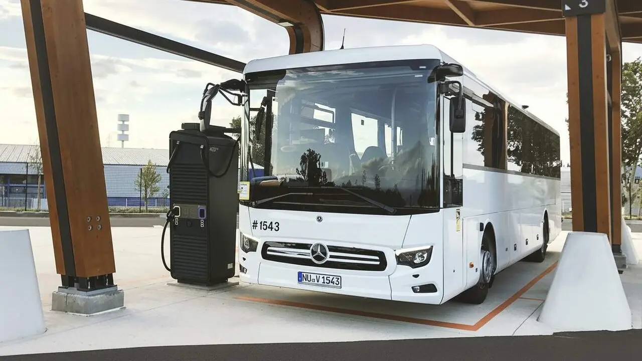 Autobusos di&egrave;sel a Europa en retirada amb 200 milions d&rsquo;euros per impulsar alternatives sostenibles &mdash; Imagen generada por IA