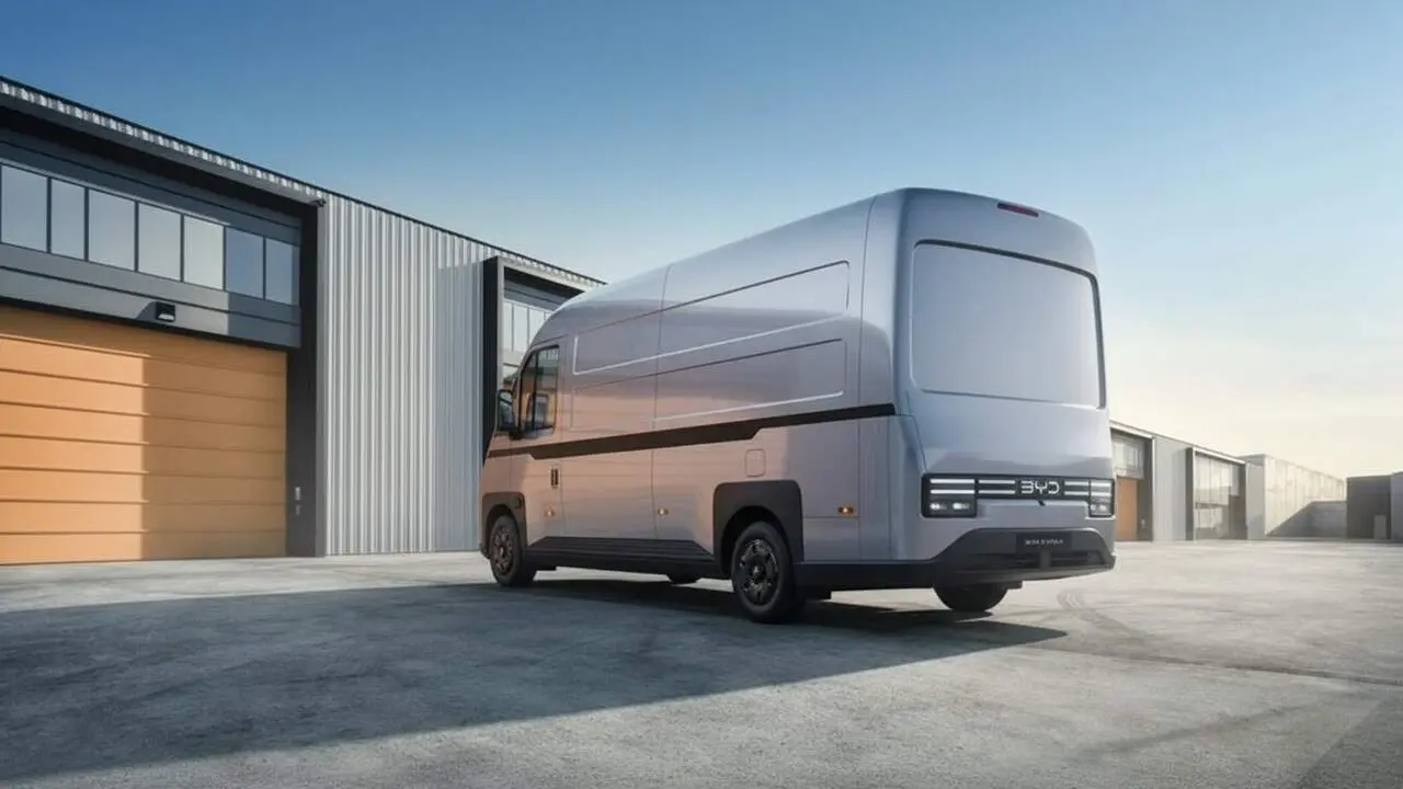 Furgoneta el&egrave;ctrica BYD E-Vali que revoluciona el mercat europeu amb tecnologia avan&ccedil;ada i disseny innovador &mdash; Imagen generada por IA