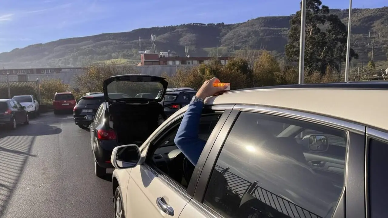 Multes i debat sobre la desaparici&oacute; de la balisa V-16 segons la nova normativa de la DGT en seguretat vial &mdash; Imagen generada por IA