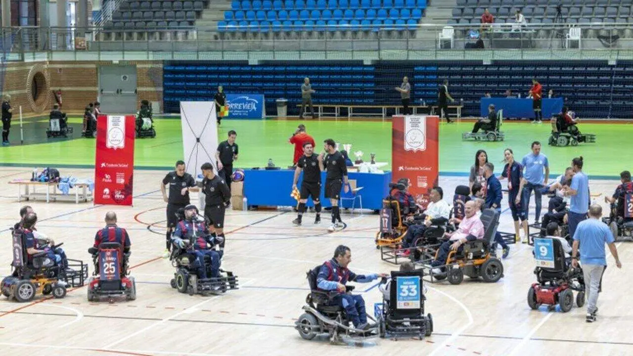Partida intensiva de la Copa d&rsquo;Espanya de Powerchair Football amb 9 equips al Palau d&rsquo;Esports de Tarragona &mdash; Imagen de la Fuente