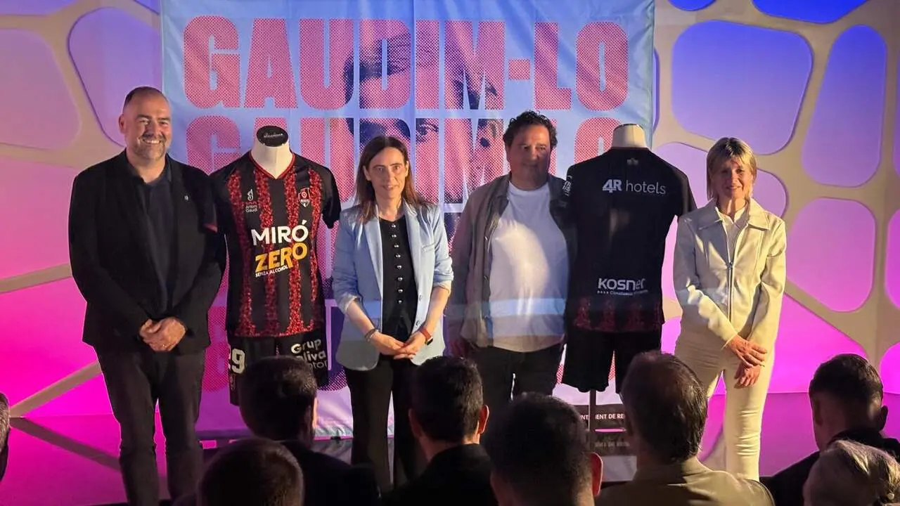 Samarreta exclusiva del Reus FC Reddis inspirada en Gaud&iacute; per commemorar el seu llegat art&iacute;stic emblem&agrave;tic &mdash; Imagen de la Fuente